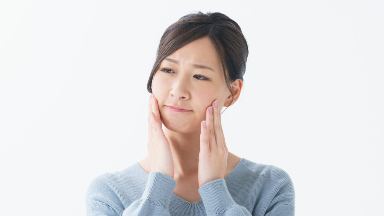 歯並びに悩む女性