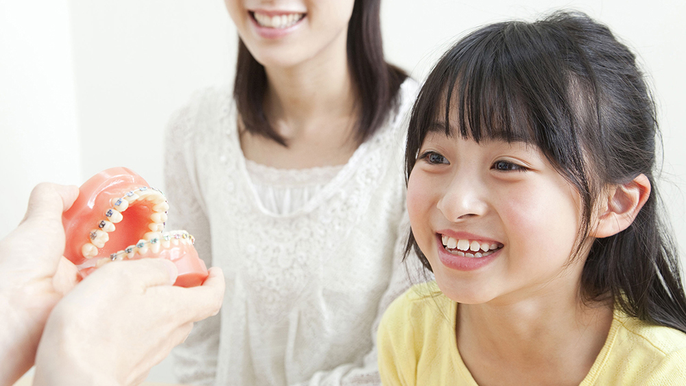 矯正のカウンセリングを受ける親子