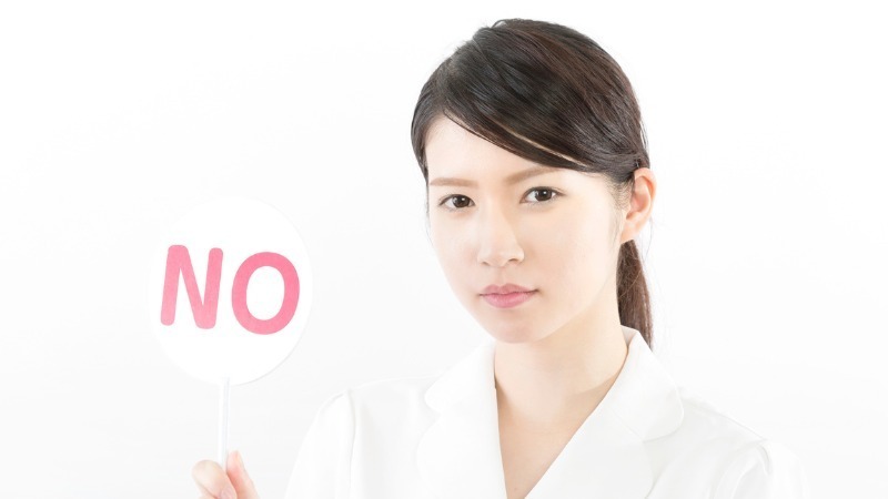 治療を断る女性
