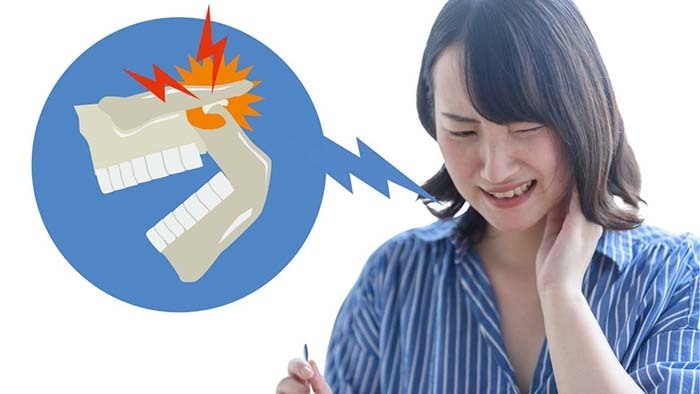顎関節症の女性