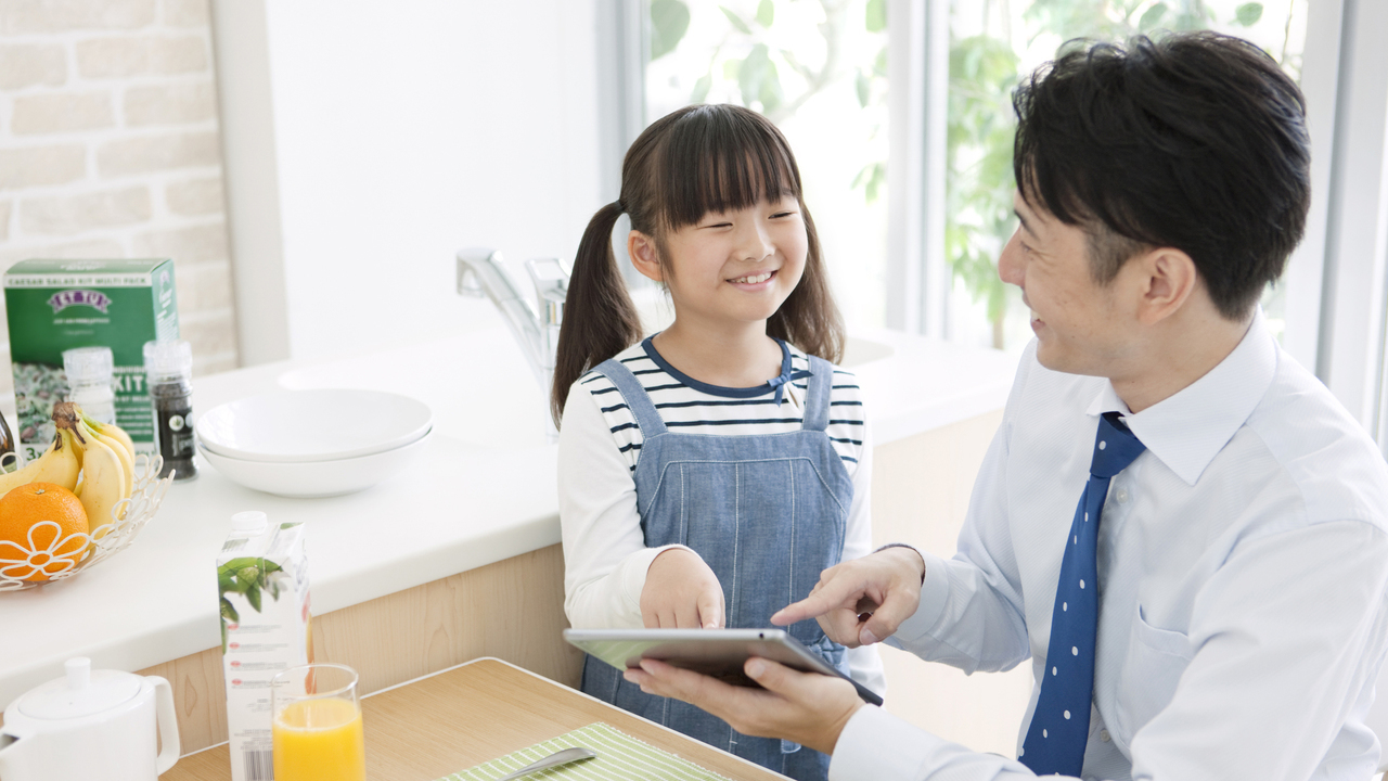 歯を見せて笑う親子