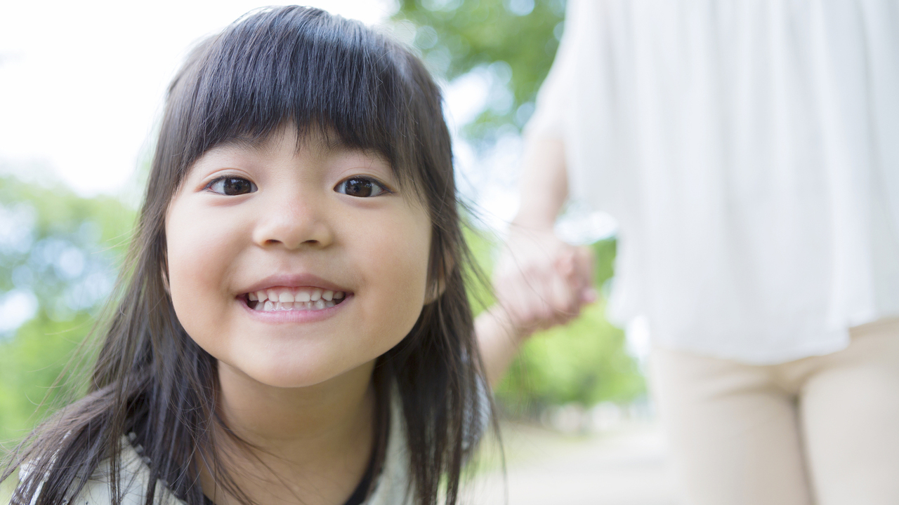 歯を見せて笑う子供
