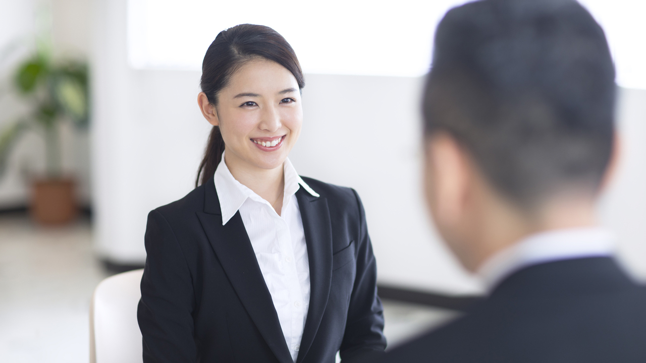 面接を受ける女性