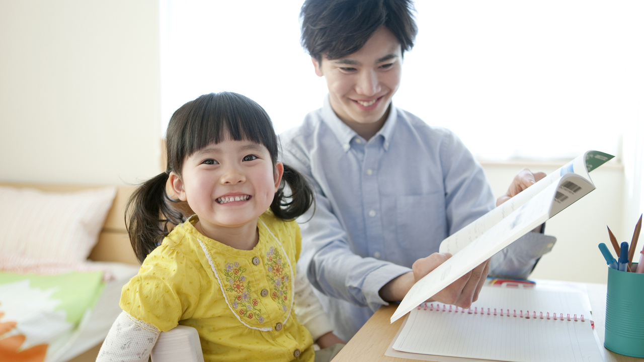 歯を見せて笑う親子